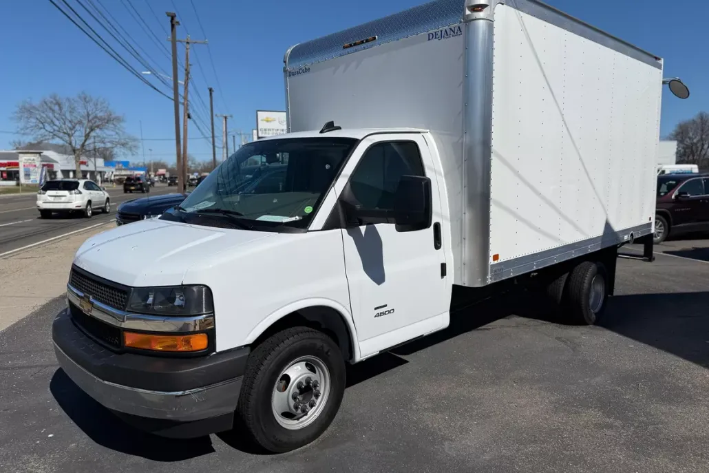 2024 Chevrolet Express Cutaway photo 1