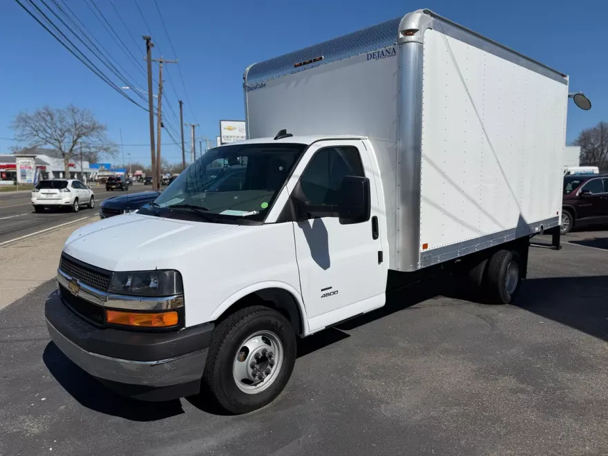 2024 Chevrolet Express Cutaway photo 1