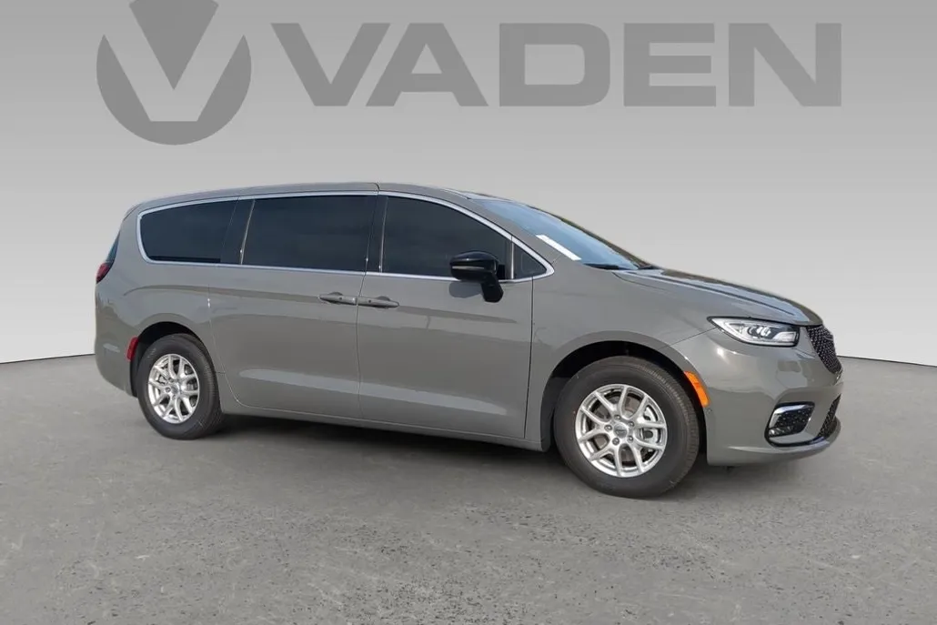 2025 Chrysler Pacifica photo 1
