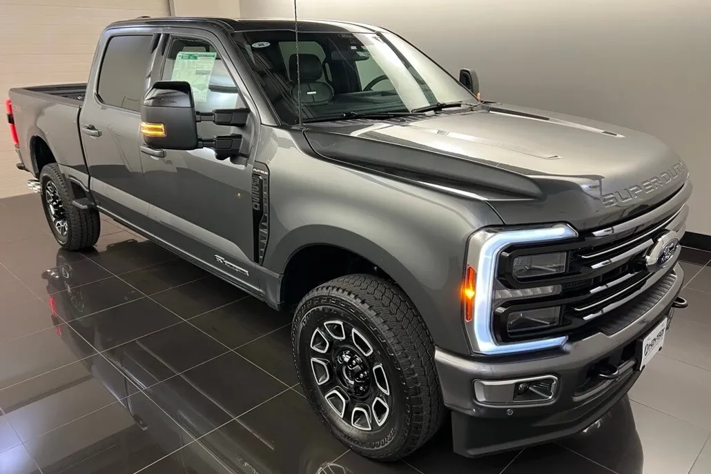 2025 Ford F-250 Platinum photo 1