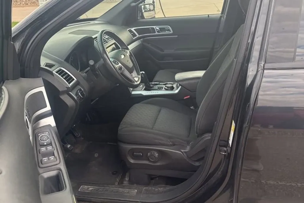 2015 Ford Explorer XLT photo 1