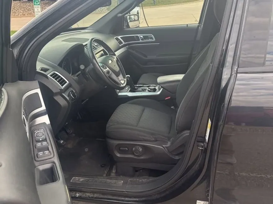 2015 Ford Explorer XLT photo 1