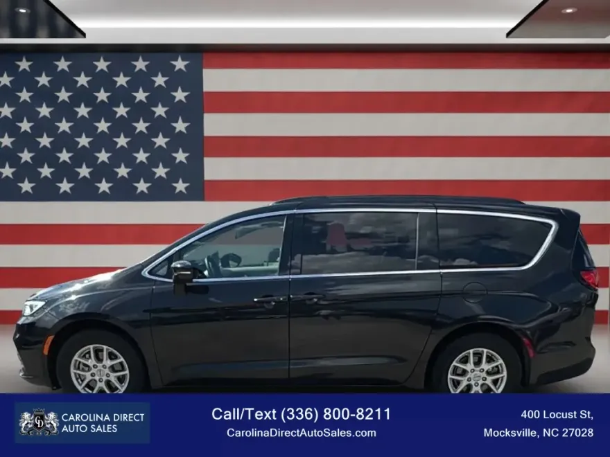 2022 Chrysler Pacifica Touring L photo 1