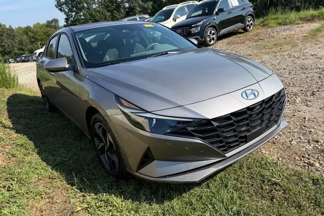 2023 Hyundai Elantra SEL photo 1