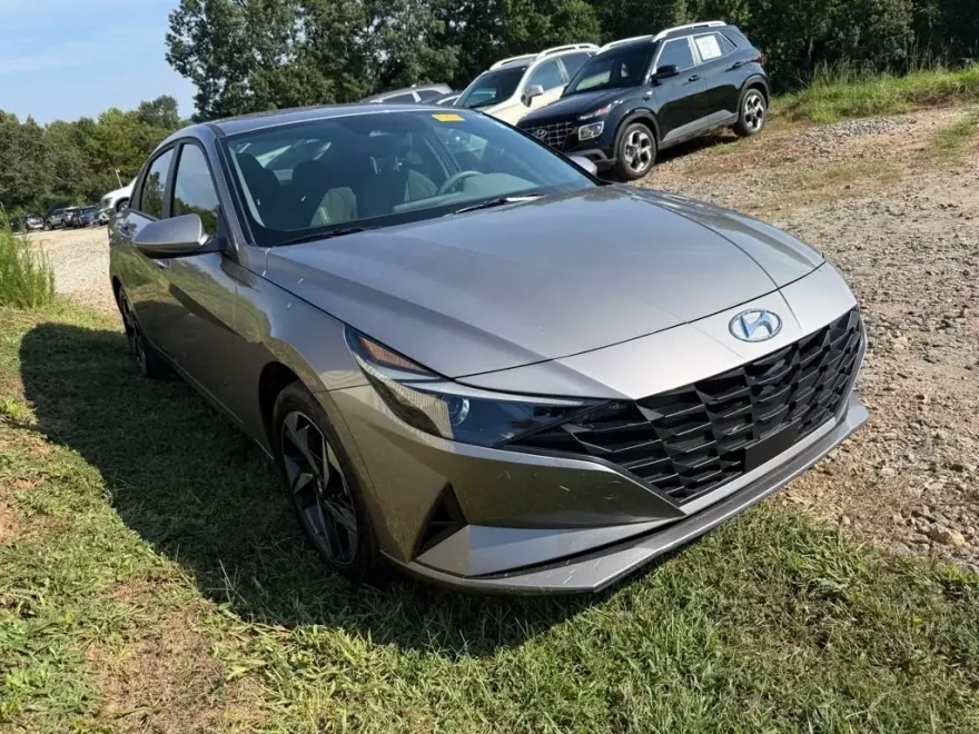 2023 Hyundai Elantra SEL photo 1