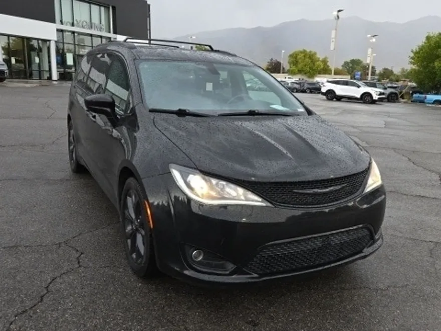 2019 Chrysler Pacifica Touring L photo 1