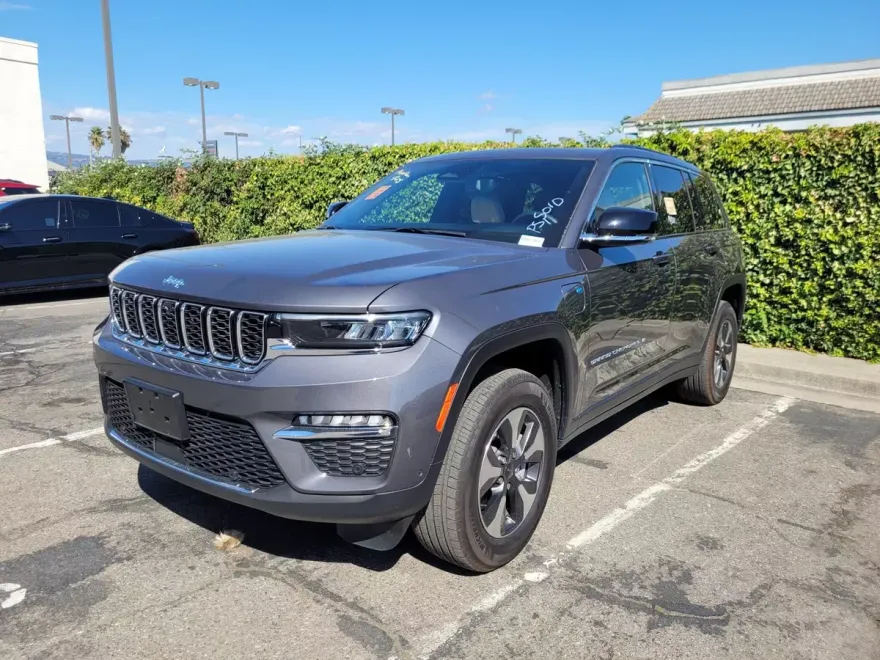 2023 Jeep Cherokee 4xe photo 1