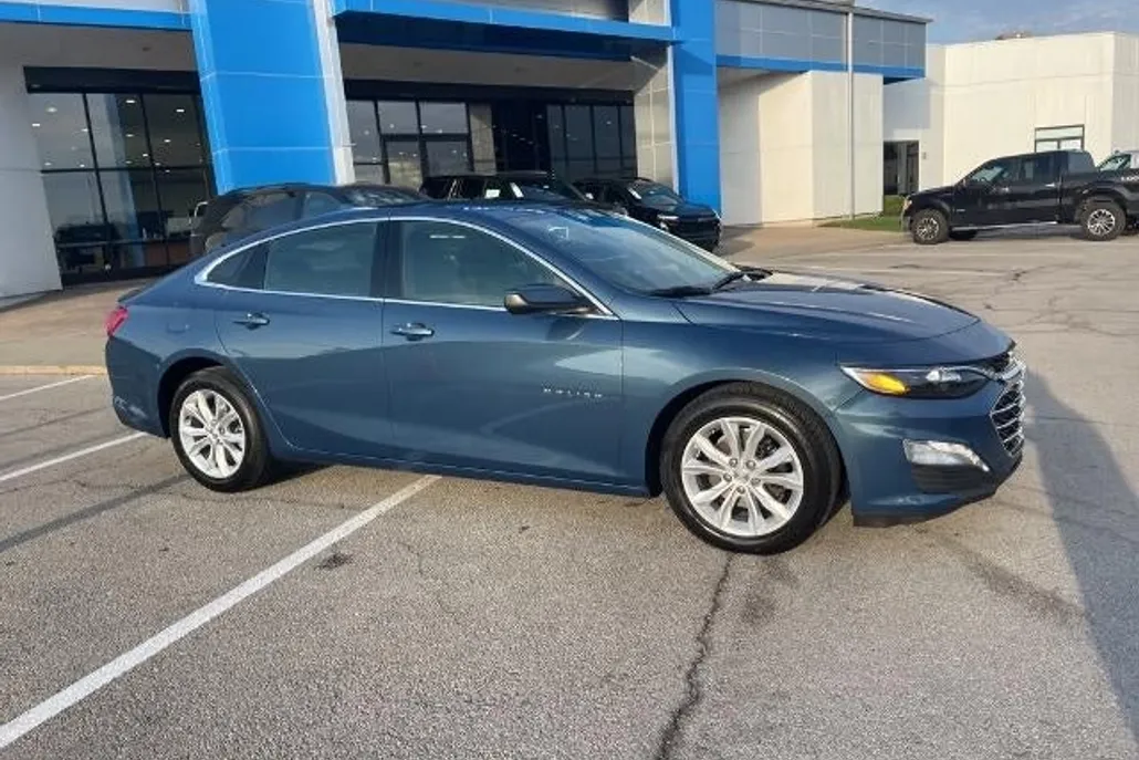 2024 Chevrolet Malibu 1LT photo 1