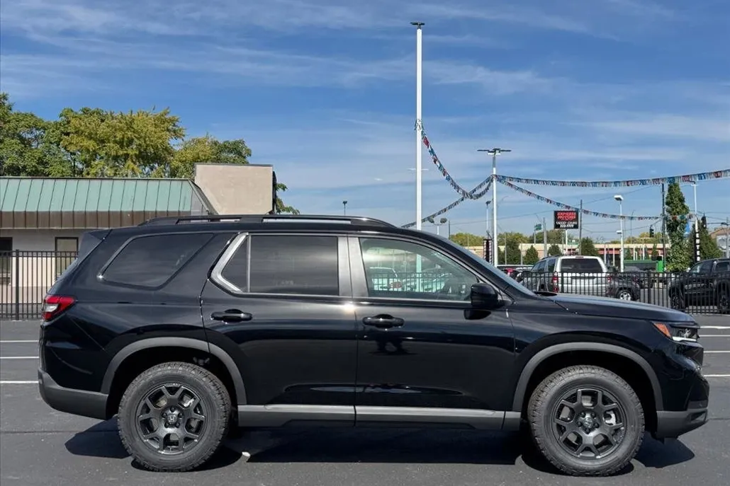 2025 Honda Pilot TrailSport photo 1
