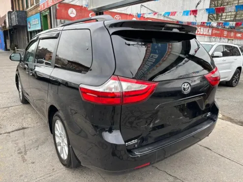 2015 Toyota Sienna LE photo 4