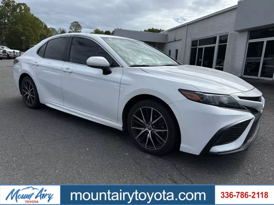 2021 Toyota Camry SE photo 1