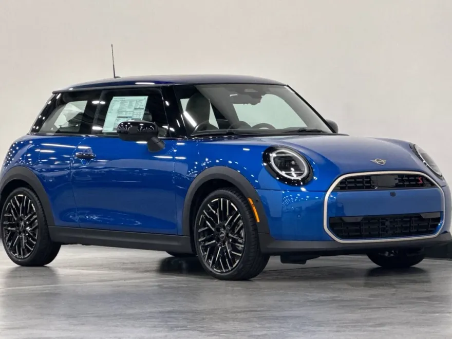 2025 Mini Cooper 2 Door Hardtop Iconic photo 2