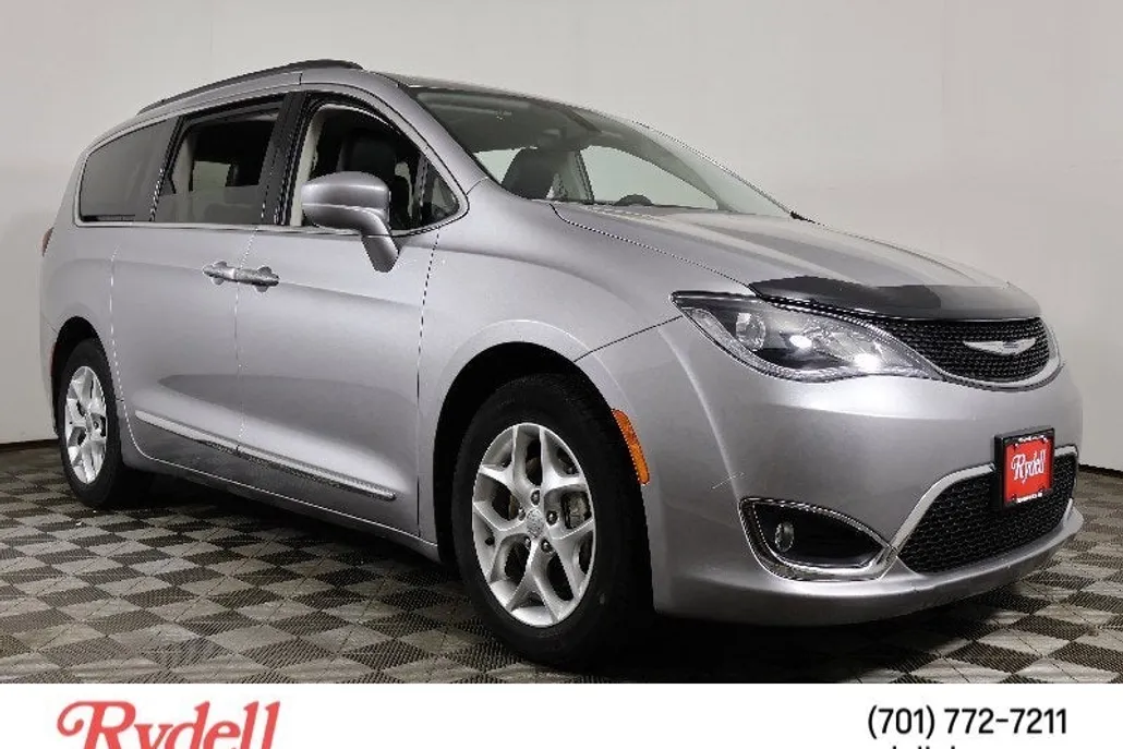 2017 Chrysler Pacifica Touring L photo 1