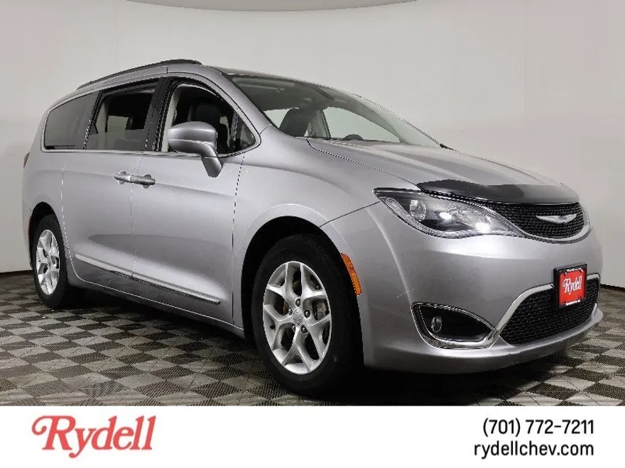 2017 Chrysler Pacifica Touring L photo 1