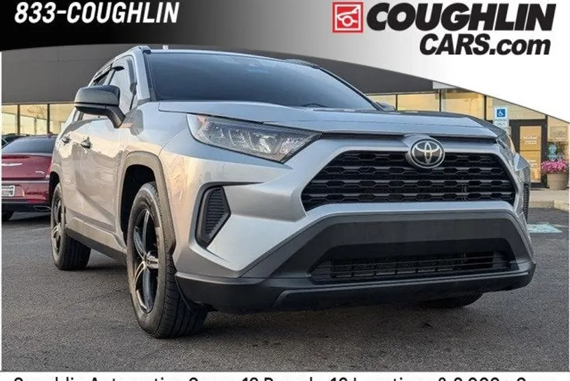 2021 Toyota RAV4 LE photo 1