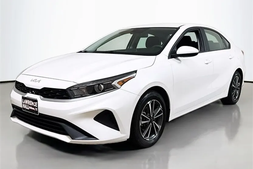 2023 Kia Forte LXS photo 1