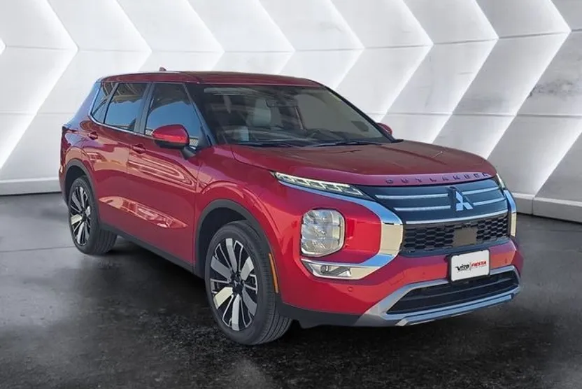 2025 Mitsubishi Outlander SE photo 1