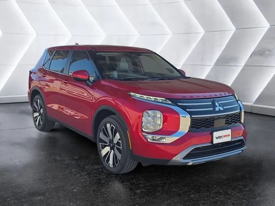 2025 Mitsubishi Outlander SE photo 1