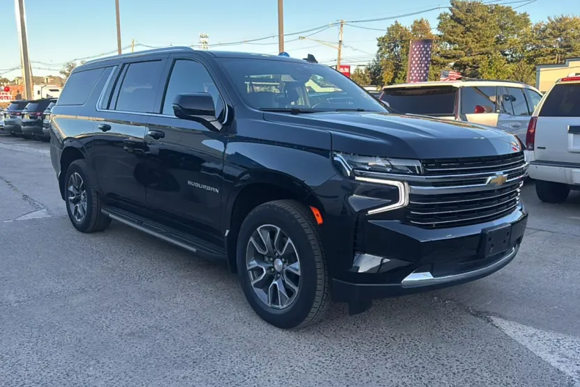 2023 Chevrolet Suburban LT photo 1