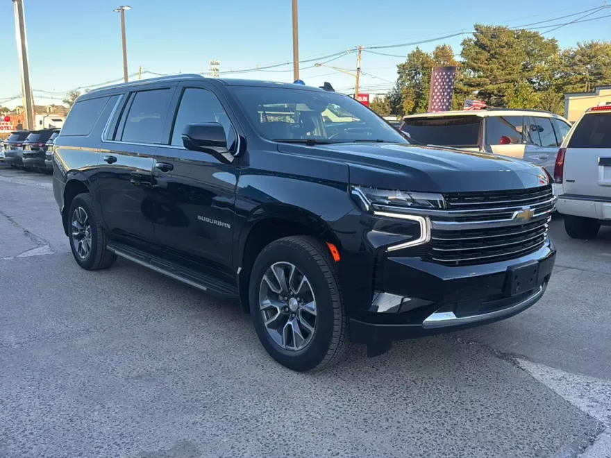 2023 Chevrolet Suburban LT photo 1