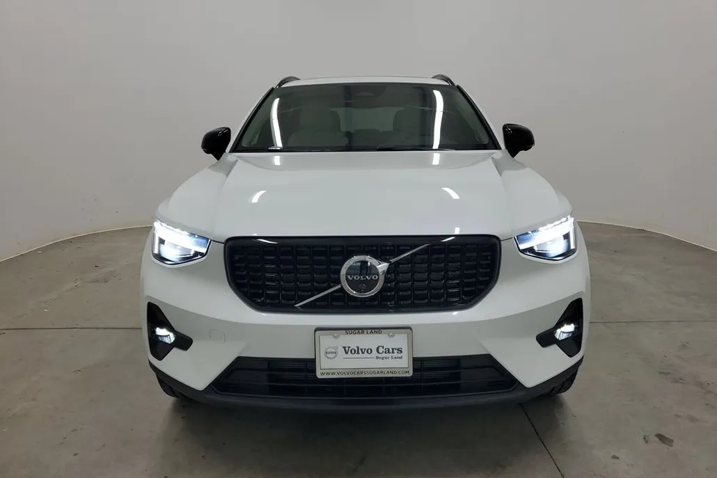 2026 Volvo XC40 Plus photo 1