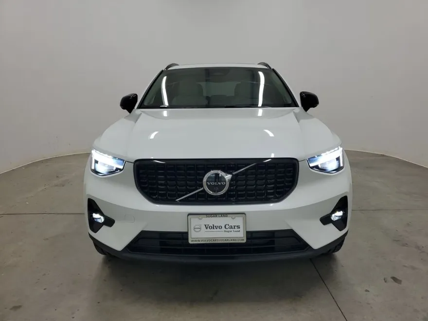 2026 Volvo XC40 Plus photo 1