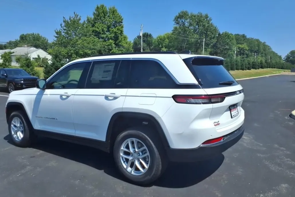 2025 Jeep Grand Cherokee Laredo X photo 1
