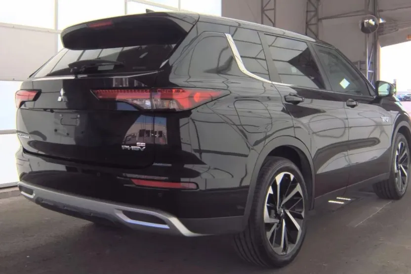 2023 Mitsubishi Outlander PHEV SE photo 1