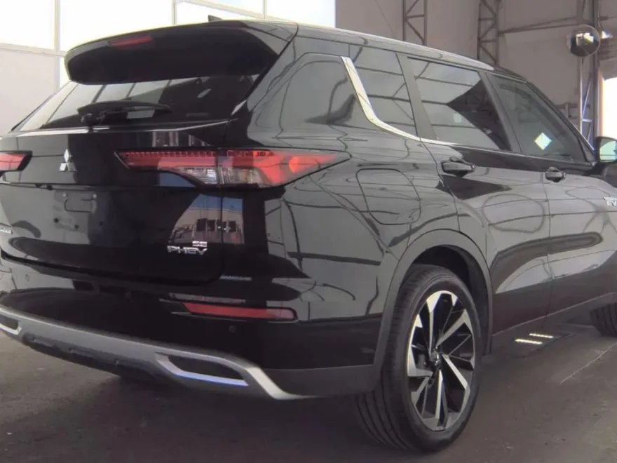 2023 Mitsubishi Outlander PHEV SE photo 1