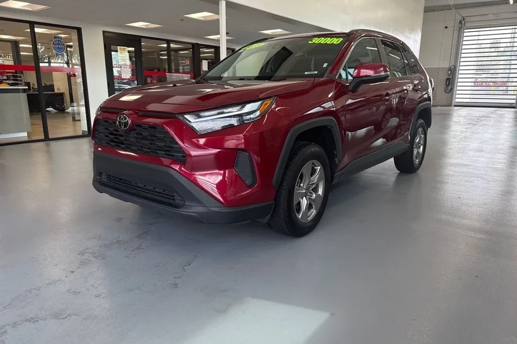 2023 Toyota RAV4 XLE photo 1