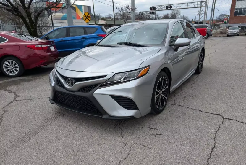 2019 Toyota Camry SE photo 1