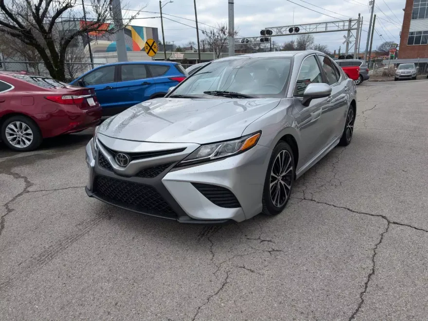 2019 Toyota Camry SE photo 1