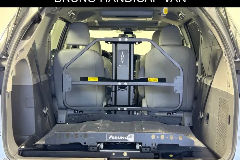 2018 Toyota Sienna XLE Premium photo 1