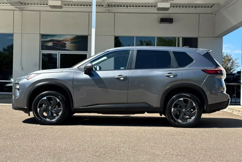 2024 Nissan Rogue SV photo 1