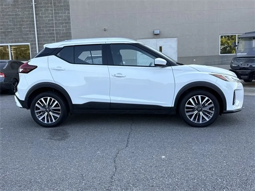 2024 Nissan Kicks SV photo 1