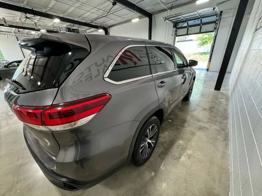 2019 Toyota Highlander LE Sport photo 1