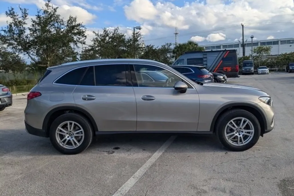 2023 Mercedes Benz GLC 300 photo 1