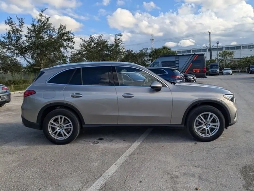 2023 Mercedes Benz GLC 300 photo 1