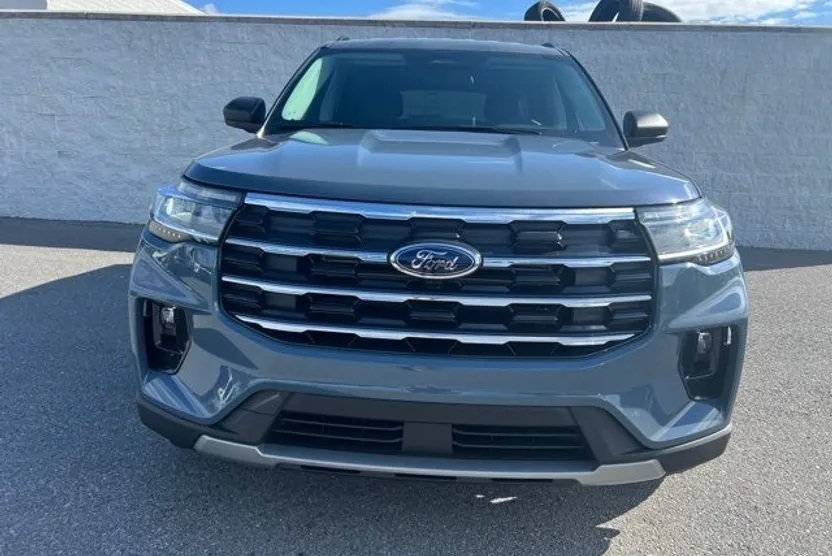 2025 Ford Explorer photo 1