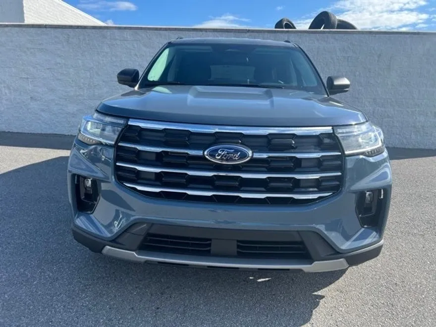 2025 Ford Explorer photo 1