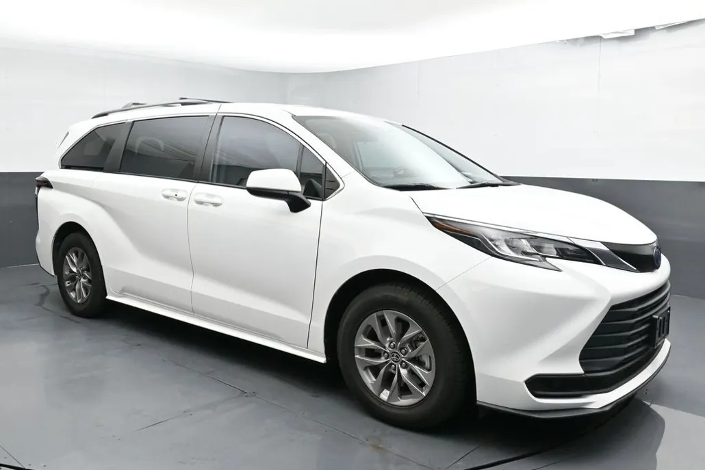 2022 Toyota Sienna LE photo 1