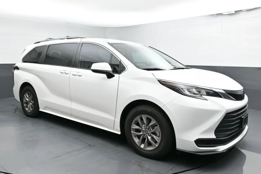 2022 Toyota Sienna LE photo 1