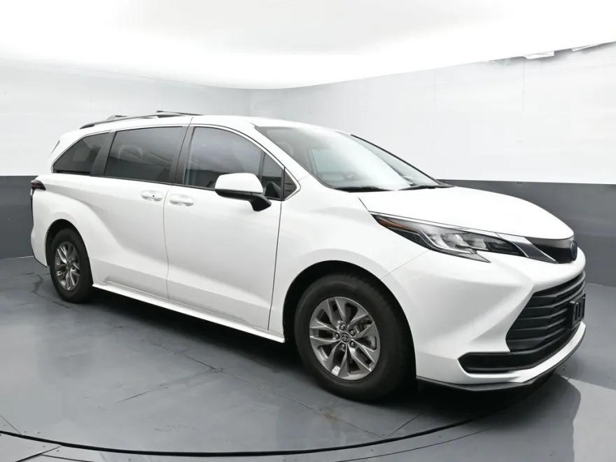 2022 Toyota Sienna LE photo 1