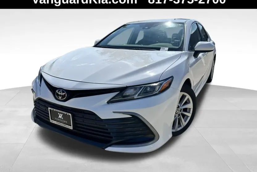 2022 Toyota Camry LE photo 1