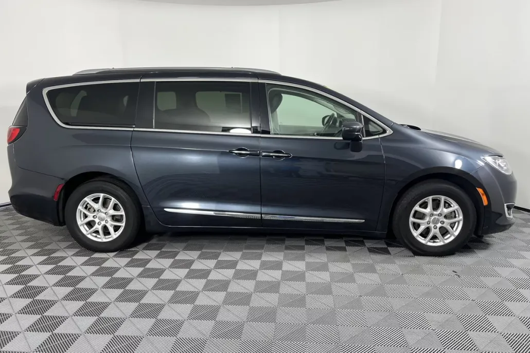 2020 Chrysler Pacifica Touring L photo 1