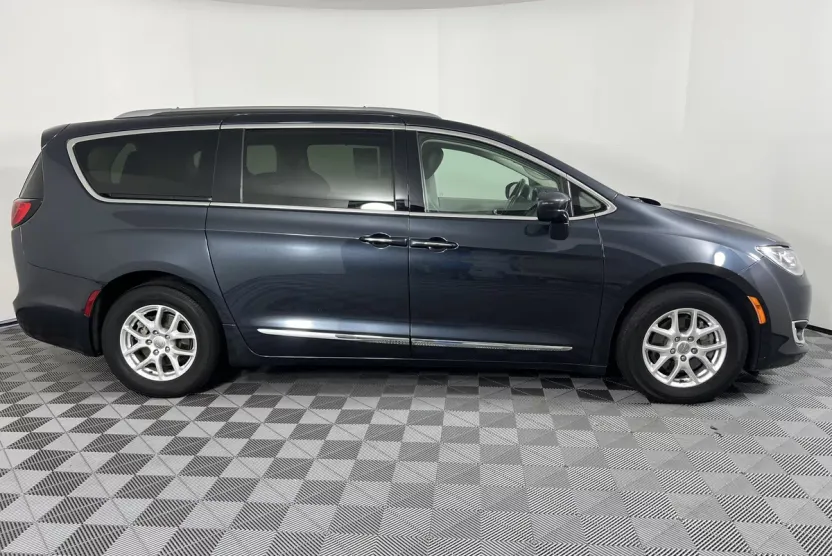 2020 Chrysler Pacifica Touring L photo 1