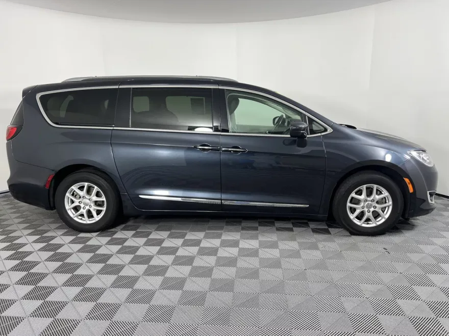 2020 Chrysler Pacifica Touring L photo 1