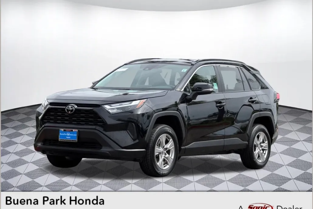 2023 Toyota RAV4 XLE photo 1