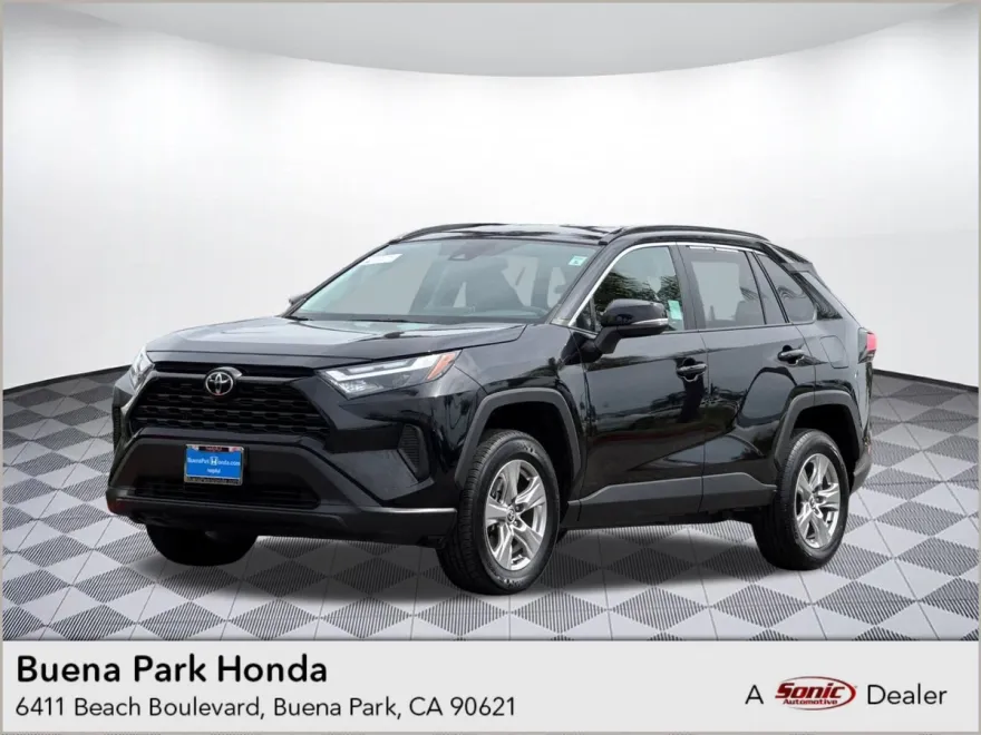 2023 Toyota RAV4 XLE photo 1