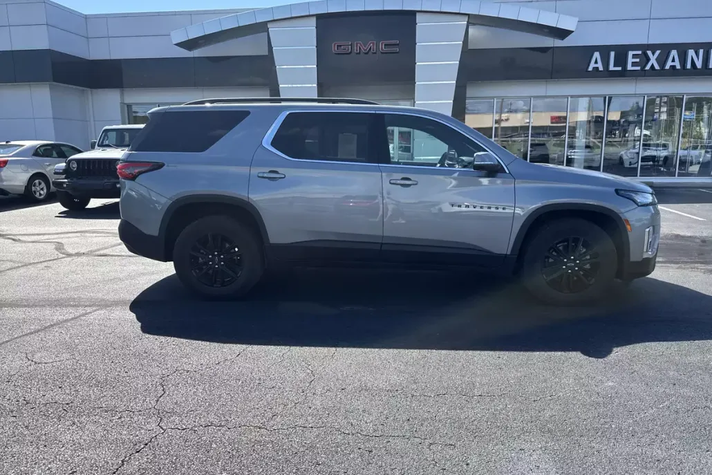 2023 Chevrolet Traverse Cloth 1LT photo 1